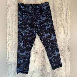 Zyia blue, black camo capri light n tight leggings with pockets. Size 6-8